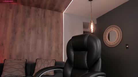 Roxanne Hill  online show from 12.01.25