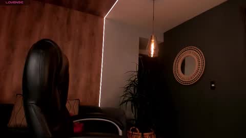 Roxanne Hill  online show from 12.03.25