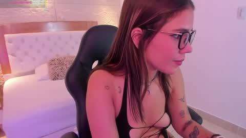Snapshot of roxi_moon1 chatting on 05.21.26 R O X Y online show from 05.21.26