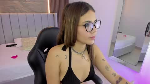 Snapshot of roxi_moon1 chatting on 05.23.26 R O X Y online show from 05.23.26