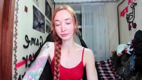 Snapshot of roxy_silver chatting on 11.30.25 Roxy online show from 11.30.25