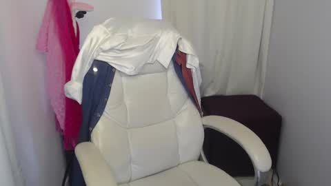 Snapshot of rubi_halliwey chatting on 12.21.24 Rubi online show from 12.21.24