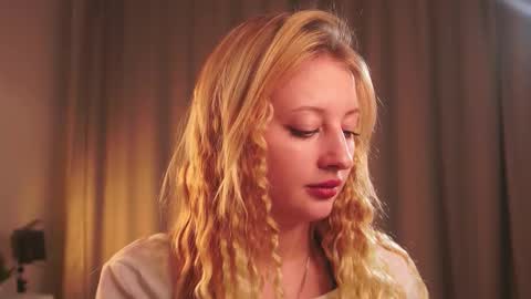 Snapshot of rue_novella chatting on 10.10.25 Mila online show from 10.10.25