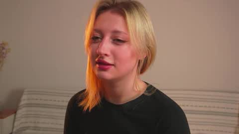 Snapshot of rue_novella chatting on 10.28.25 Mila online show from 10.28.25