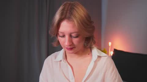 Snapshot of rue_novella chatting on 11.05.25 Mila online show from 11.05.25