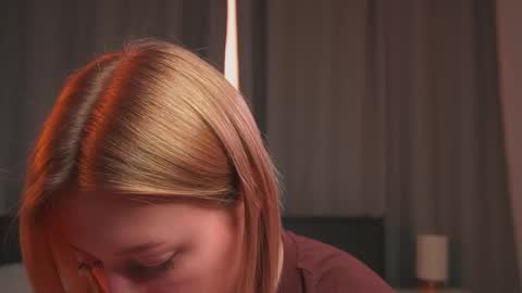 Snapshot of rue_novella chatting on 11.21.25 Mila online show from 11.21.25