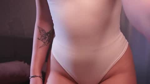 Snapshot of rue_novella chatting on 12.19.25 Mila online show from 12.19.25