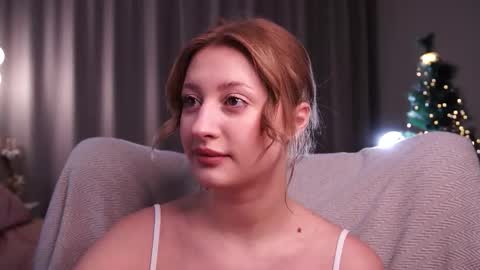 Snapshot of rue_novella chatting on 12.22.25 Mila online show from 12.22.25