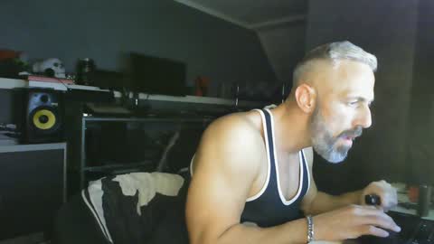 Snapshot of ruffi77 chatting on 01.19.25 Chico que rico Caliente online show from 01.19.25