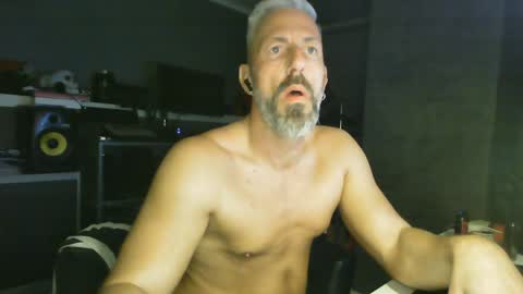 Snapshot of ruffi77 chatting on 01.19.25 Chico que rico Caliente online show from 01.19.25