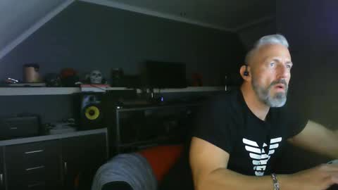 Snapshot of ruffi77 chatting on 02.16.25 Chico que rico Caliente online show from 02.16.25