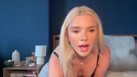 Snapshot of sabrinamasson chatting on 09.18.25 sabrina online show from 09.18.25