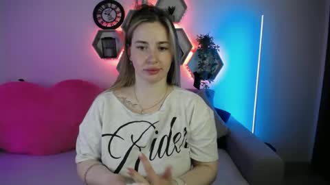 Snapshot of sabrinviolet chatting on 06.19.26 Sabrina Violet online show from 06.19.26