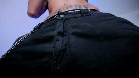 Snapshot of samuel_suarez chatting on 09.22.25 online show from 09.22.25