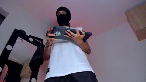 Snapshot of samuel_suarez chatting on 12.19.25 online show from 12.19.25