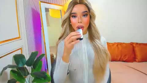 Snapshot of sandra_hornball chatting on 11.30.25 Sandra Hornball online show from 11.30.25