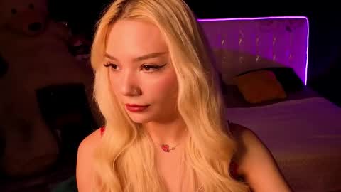 Snapshot of sandraboyl chatting on 11.19.25 Sandy online show from 11.19.25