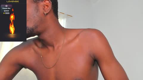 Snapshot of santi_brown1 chatting on 02.04.25 Santibrown online show from 02.04.25