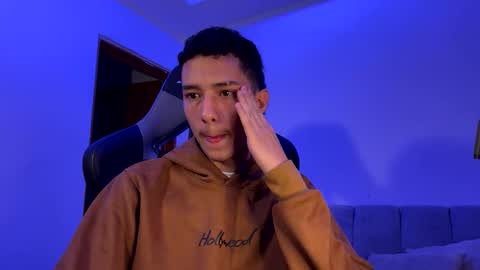 santi_twink19 online show from 01.06.25