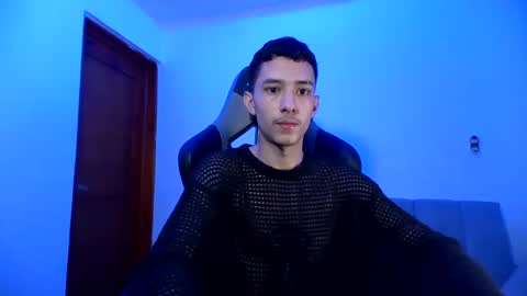 santi_twink19 online show from 01.10.25