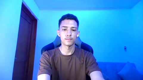 santi_twink19 online show from 02.01.25