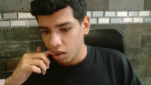 Snapshot of santiago_foxx chatting on 10.27.25 santi online show from 10.27.25