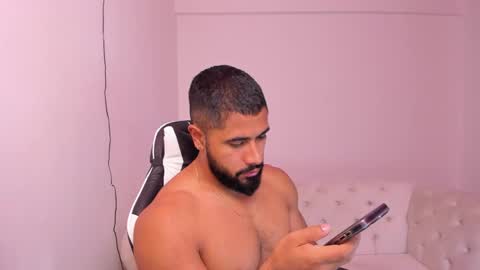 Snapshot of santiago_huntt chatting on 02.05.25 santiago_huntt online show from 02.05.25