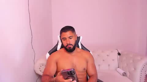 Snapshot of santiago_huntt chatting on 02.14.25 santiago_huntt online show from 02.14.25