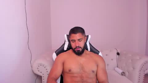 Snapshot of santiago_huntt chatting on 02.15.25 santiago_huntt online show from 02.15.25