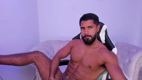 Snapshot of santiago_huntt chatting on 11.15.25 santiago_huntt online show from 11.15.25