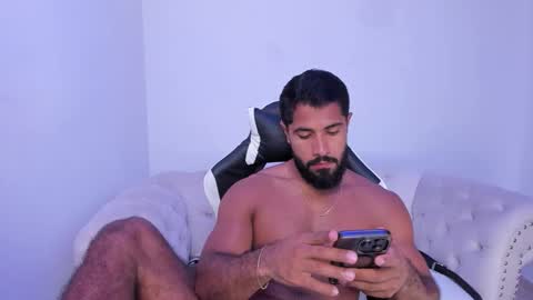 Snapshot of santiago_huntt chatting on 11.19.25 santiago_huntt online show from 11.19.25