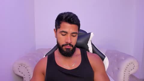 Snapshot of santiago_huntt chatting on 12.23.25 santiago_huntt online show from 12.23.25