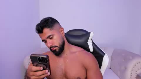 Snapshot of santiago_huntt chatting on 02.19.26 santiago_huntt online show from 02.19.26