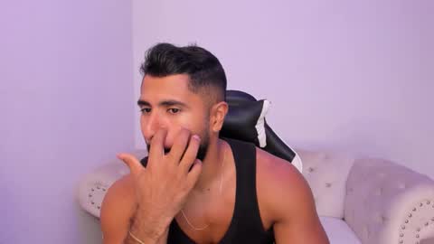 Snapshot of santiago_huntt chatting on 02.25.26 santiago_huntt online show from 02.25.26