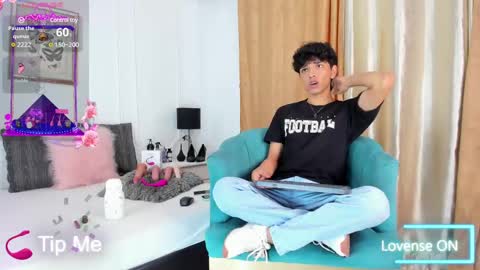 Snapshot of santy_carrington chatting on 02.12.25 Santiago Carrington online show from 02.12.25