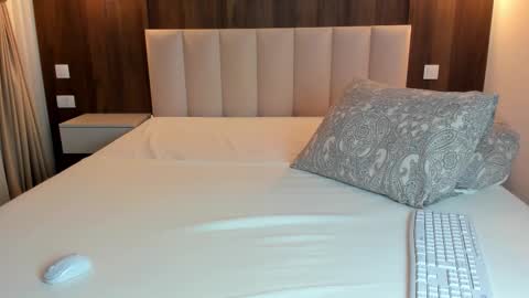 saradiamond01 online show from 12.17.25