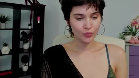 Snapshot of sarah_desire01 chatting on 05.10.26 Sarah online show from 05.10.26