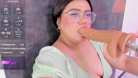 Snapshot of sarah_gold_1 chatting on 01.12.25 Sarah online show from 01.12.25