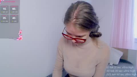 Snapshot of sarah_hs chatting on 04.21.26 Sarah online show from 04.21.26
