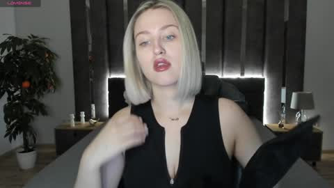 Snapshot of sarah_soul chatting on 12.15.24 Sarah online show from 12.15.24