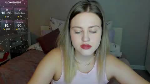 Snapshot of sarah_soul chatting on 10.08.25 Sarah online show from 10.08.25