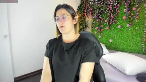 Snapshot of sarahdeyvis chatting on 01.16.26 Sarah Deyvis online show from 01.16.26