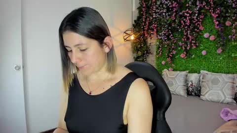 Snapshot of sarahdeyvis chatting on 02.25.26 Sarah Deyvis online show from 02.25.26