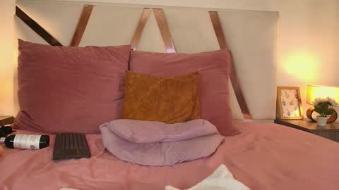 Snapshot of sarahevans__ chatting on 12.25.24 Sarah Evans online show from 12.25.24