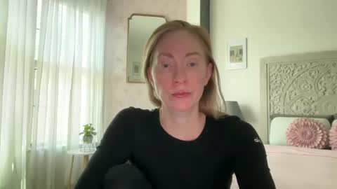 Snapshot of sarahgiroux86 chatting on 06.17.26 Sarah online show from 06.17.26