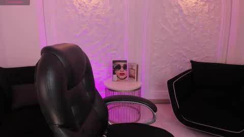 Snapshot of sarahrhodes_ chatting on 12.03.25 Sarah Rhodes online show from 12.03.25