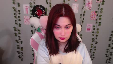 Snapshot of sarakinski chatting on 01.12.25 Sara online show from 01.12.25