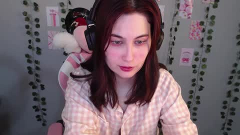Snapshot of sarakinski chatting on 02.16.25 Sara online show from 02.16.25