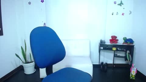 Saraloves online show from 01.14.25