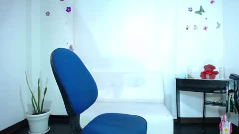 Saraloves online show from 02.27.25